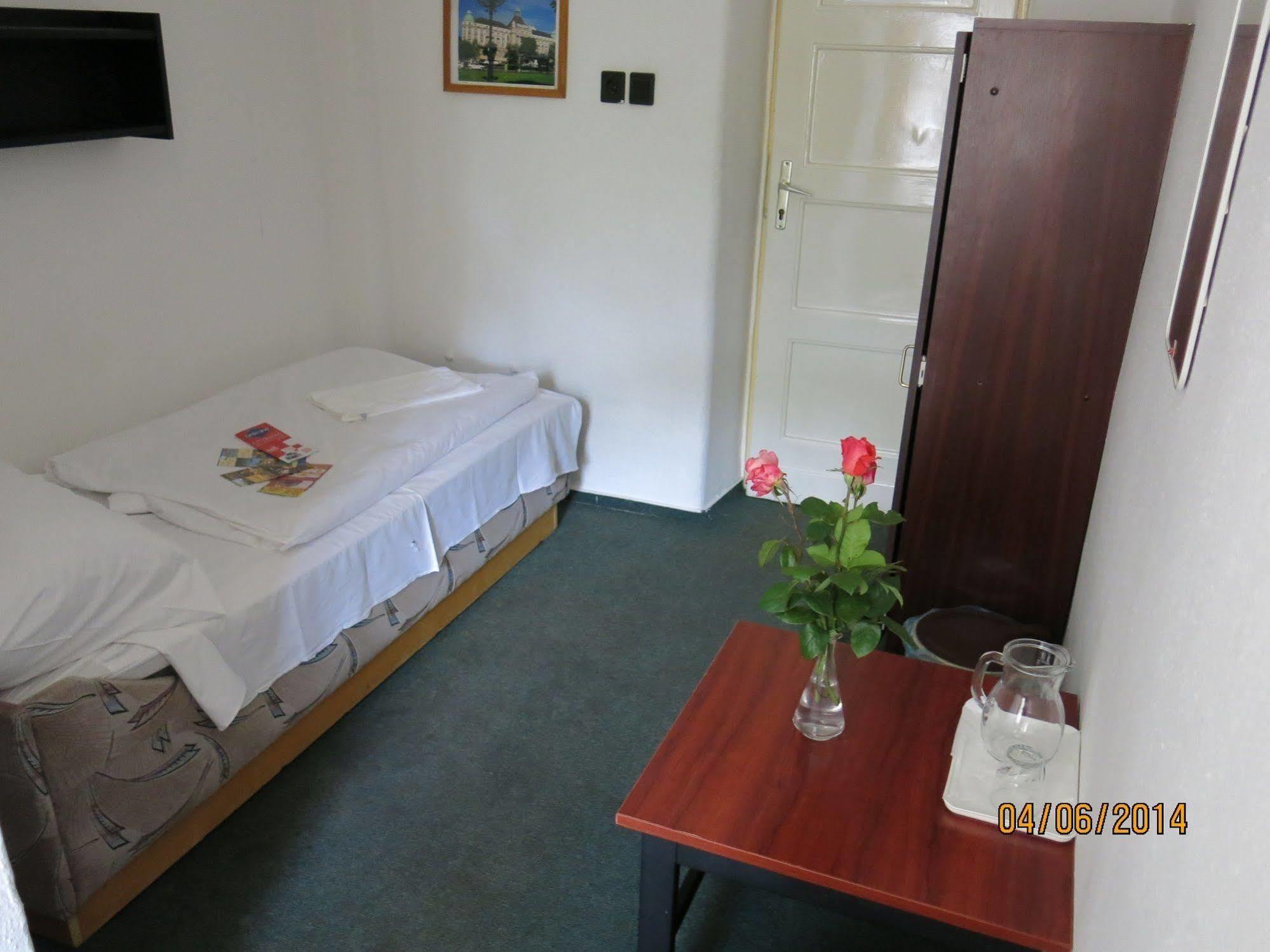 Dominik Panzio Bed and Breakfast Budapest Exteriör bild